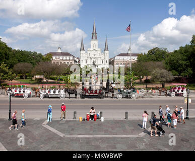 Decatur Street an der Jackson Square, New Orleans, Louisiana. Die Bongo Schlagzeuger in der unteren mittleren Macht rap über die Menschen zu Fuß durch. Stockfoto