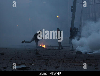 Srinagar, Indien. 08 Mai, 2018. Kaschmir protesters Clash mit der indischen Polizei in Srinagar. Die Polizei feuerte Tränengas Kanister, Pellets und Blendgranaten der wütenden Menge zu zerstreuen. Massive anti-Indien Auseinandersetzungen in Srinagar nach der Ermordung von 10 Menschen, darunter fünf Rebellen und fünf Zivilisten durch indische Sicherheitskräfte ausbrechen. Credit: Faisal Khan/Pacific Press/Alamy leben Nachrichten Stockfoto