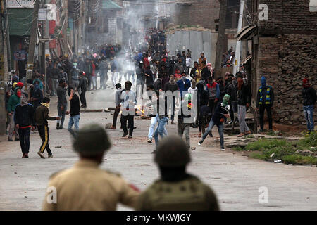 Srinagar, Indien. 08 Mai, 2018. Kaschmir protesters Clash mit der indischen Polizei in Srinagar. Die Polizei feuerte Tränengas Kanister, Pellets und Blendgranaten der wütenden Menge zu zerstreuen. Massive anti-Indien Auseinandersetzungen in Srinagar nach der Ermordung von 10 Menschen, darunter fünf Rebellen und fünf Zivilisten durch indische Sicherheitskräfte ausbrechen. Credit: Faisal Khan/Pacific Press/Alamy leben Nachrichten Stockfoto