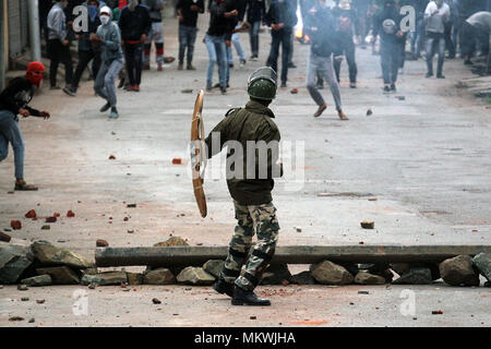 Srinagar, Indien. 08 Mai, 2018. Kaschmir protesters Clash mit der indischen Polizei in Srinagar. Die Polizei feuerte Tränengas Kanister, Pellets und Blendgranaten der wütenden Menge zu zerstreuen. Massive anti-Indien Auseinandersetzungen in Srinagar nach der Ermordung von 10 Menschen, darunter fünf Rebellen und fünf Zivilisten durch indische Sicherheitskräfte ausbrechen. Credit: Faisal Khan/Pacific Press/Alamy leben Nachrichten Stockfoto