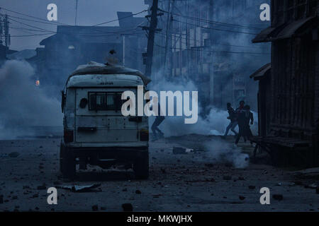 Srinagar, Indien. 08 Mai, 2018. Kaschmir protesters Clash mit der indischen Polizei in Srinagar. Die Polizei feuerte Tränengas Kanister, Pellets und Blendgranaten der wütenden Menge zu zerstreuen. Massive anti-Indien Auseinandersetzungen in Srinagar nach der Ermordung von 10 Menschen, darunter fünf Rebellen und fünf Zivilisten durch indische Sicherheitskräfte ausbrechen. Credit: Faisal Khan/Pacific Press/Alamy leben Nachrichten Stockfoto