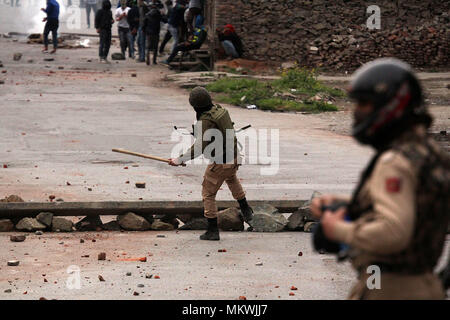 Srinagar, Indien. 08 Mai, 2018. Kaschmir protesters Clash mit der indischen Polizei in Srinagar. Die Polizei feuerte Tränengas Kanister, Pellets und Blendgranaten der wütenden Menge zu zerstreuen. Massive anti-Indien Auseinandersetzungen in Srinagar nach der Ermordung von 10 Menschen, darunter fünf Rebellen und fünf Zivilisten durch indische Sicherheitskräfte ausbrechen. Credit: Faisal Khan/Pacific Press/Alamy leben Nachrichten Stockfoto
