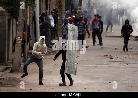 Srinagar, Indien. 08 Mai, 2018. Kaschmir protesters Clash mit der indischen Polizei in Srinagar. Die Polizei feuerte Tränengas Kanister, Pellets und Blendgranaten der wütenden Menge zu zerstreuen. Massive anti-Indien Auseinandersetzungen in Srinagar nach der Ermordung von 10 Menschen, darunter fünf Rebellen und fünf Zivilisten durch indische Sicherheitskräfte ausbrechen. Credit: Faisal Khan/Pacific Press/Alamy leben Nachrichten Stockfoto