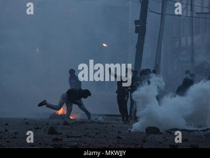 Srinagar, Indien. 08 Mai, 2018. Kaschmir protesters Clash mit der indischen Polizei in Srinagar. Die Polizei feuerte Tränengas Kanister, Pellets und Blendgranaten der wütenden Menge zu zerstreuen. Massive anti-Indien Auseinandersetzungen in Srinagar nach der Ermordung von 10 Menschen, darunter fünf Rebellen und fünf Zivilisten durch indische Sicherheitskräfte ausbrechen. Credit: Faisal Khan/Pacific Press/Alamy leben Nachrichten Stockfoto