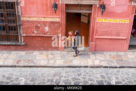 Junge Frau mit Blumen in San Miguel de Allende in Mexiko, Stockfoto