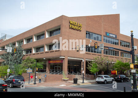 Lancaster, PA, USA - Mai 5, 2018: Äußere der Wells Fargo Bank auf einer seiner 8300 Niederlassungen. Stockfoto