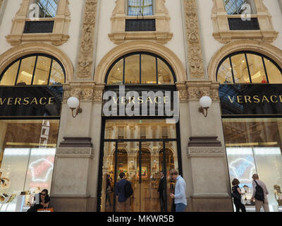 Mailand, Italien - ca. April 2018: Versace store in der Galleria Vittorio Emanuele II. Stockfoto