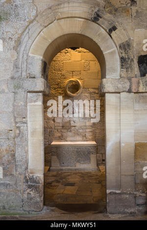 Blick von steinernen Torbogen der religiösen Altar im Chor innerhalb der alten St. Laurence's Kirche, Bradford-on-Avon, Wiltshire, UK. Stockfoto