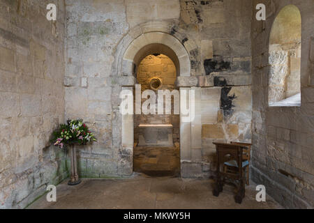 Blick von steinernen Torbogen der religiösen Altar im Chor innerhalb der alten St. Laurence's Kirche, Bradford-on-Avon, Wiltshire, UK. Stockfoto