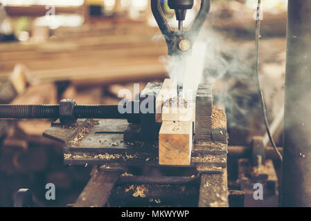 Nahaufnahme der Tischler ein Holzbrett schneiden Stockfoto