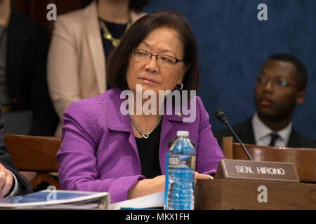 Senator Mazie Hirono (D-HI) hört auf das Zeugnis in einer Sitzung durch den Senat Demokraten statt Zeugnis von Wählern auf der ACHA am 10. Mai, zu hören, der 2017 an der U.S. Capitol. Stockfoto