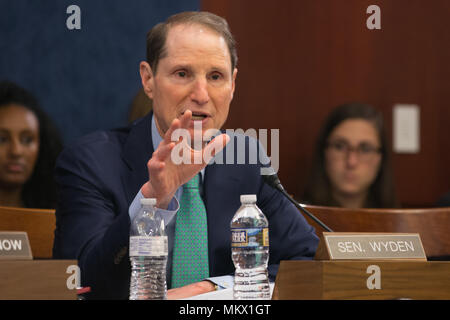 Senator Ron Wyden (D-ODER) spricht auf einer Tagung von Demokraten im Senat statt Zeugnis von Wählern auf der ACHA am 10. Mai, zu hören, der 2017 an der U.S. Capitol. Stockfoto