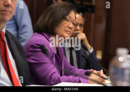 Senator Mazie Hirono (D-HI) hört auf das Zeugnis in einer Sitzung durch den Senat Demokraten statt Zeugnis von Wählern auf der ACHA am 10. Mai, zu hören, der 2017 an der U.S. Capitol. Stockfoto