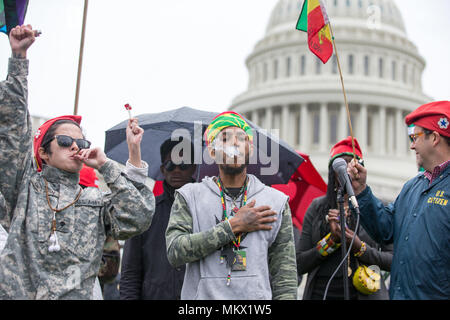 Marihuana Aktivisten Ras-Fia raucht einen joint auf dem Gelände der U.S. Capitol in Washington, D.C. am 24. April, 2017. Stockfoto