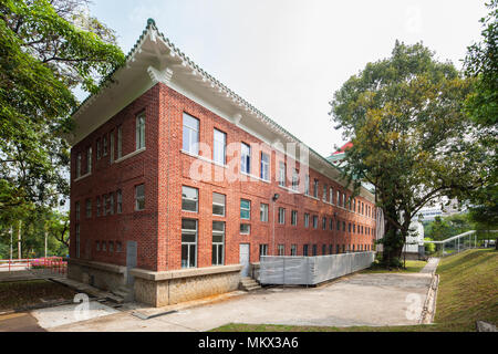 Historisches Gebäude mit Ziegelfassade in NUS in Singapur Stockfoto