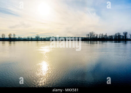 Eine schöne Winterlandschaft des Fraser River durch die Pitt Meadows und Maple Ridge im wunderschönen British Columbia, Kanada gesehen Stockfoto