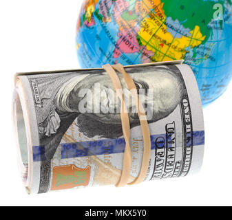 Gerollt US-Dollar vor der Welt auf weißem Hintergrund. Stockfoto