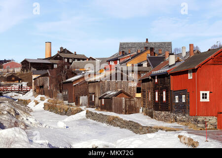 Ansicht der alten gewinnenstadt Roros in Norwegen durimg zum Ende der Wintersaison. Stockfoto