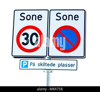 Norwegische Verkehrszeichen für eine Zone mit Geschwindigkeitsbeschränkung 30 Km/h und Parken verboten ausser maret Parkplätze. Stockfoto