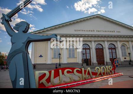 Die Inschrift "Russland 2018" vor dem Start der FIFA WM 2018 auf der Manege Platz in Moskau, Russland installiert Stockfoto