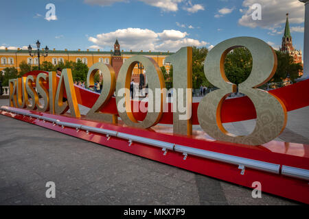 Die Inschrift "Russland 2018" vor dem Start der FIFA WM auf der Manege Platz in Moskau, Russland installiert Stockfoto