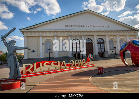 Die Inschrift "Russland 2018" vor dem Start der FIFA WM 2018 auf der Manege Platz in Moskau, Russland installiert Stockfoto