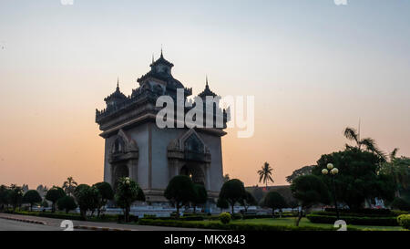 Die patuxay oder patuxai. Patuxai, im wahrsten Sinne des Wortes den Sieg und Tor Tor von Triumph, ist ein Krieg Denkmal im Zentrum von Vientiane, Laos Stockfoto
