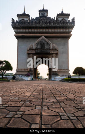 Die patuxay oder patuxai. Patuxai, im wahrsten Sinne des Wortes den Sieg und Tor Tor von Triumph, ist ein Krieg Denkmal im Zentrum von Vientiane, Laos Stockfoto