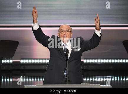 Der ehemalige Bürgermeister Rudy Giuliani (Republikaner für New York) macht Bemerkungen an den 2016 Republican National Convention in der Quicken Loans Arena in Cleveland, Ohio am Montag, den 18. Juli 2016 statt. Credit: Ron Sachs/CNP/MediaPunch (Einschränkung: Keine New York oder New Jersey Zeitungen oder Zeitschriften innerhalb eines 75-Meilen-Radius von New York City) Stockfoto