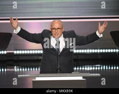 Der ehemalige Bürgermeister Rudy Giuliani (Republikaner für New York) macht Bemerkungen an den 2016 Republican National Convention in der Quicken Loans Arena in Cleveland, Ohio am Montag, den 18. Juli 2016 statt. Credit: Ron Sachs/CNP/MediaPunch (Einschränkung: Keine New York oder New Jersey Zeitungen oder Zeitschriften innerhalb eines 75-Meilen-Radius von New York City) Stockfoto