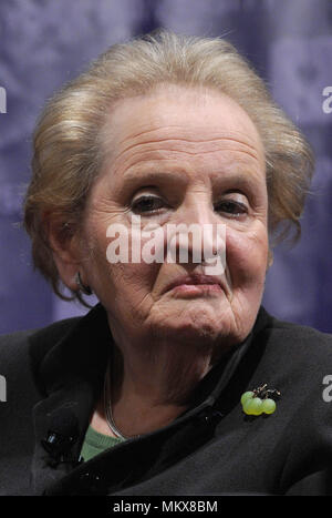 Der britische Premierminister Gordon Brown, der ehemalige Chef der Federal Reserve, Paul Volcker und die ehemalige Außenministerin Madeleine Albright Multilateralismus und globalen Themen im Kimmel Center an der New York University diskutieren. 25. März 2009. Credit: Dennis Van Tine/MediaPunch Stockfoto