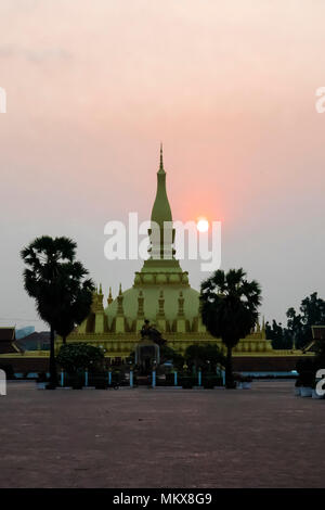 Das Pha That Luang bei Sonnenaufgang. Das Pha That Luang ist das wichtigste Nationalmonument in Laos. Stockfoto