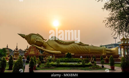 Liegenden Buddha bei Pha That Luang. Das Pha That Luang ist das wichtigste Nationalmonument in Laos. Stockfoto