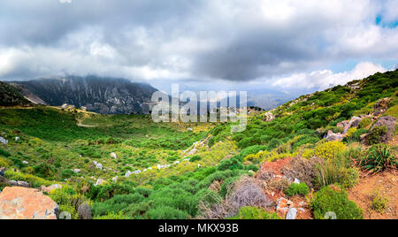 Tolles Panorama der rauhen wilden Bergen, Gras, bewölkt, Himmel, Lasithi, Kreta Stockfoto