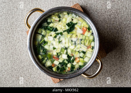 Gemüsesuppe in Edelstahl Topf. Ökologische Lebensmittel Stockfoto