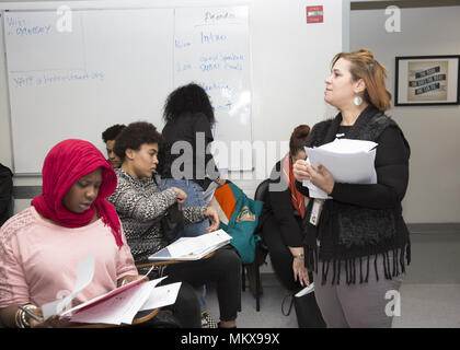 Spezielles Programm für Jugendliche und junge Erwachsene, um finanzielle Bildung zu lernen, schließen Sie die GED-Programme der High School ab und bereiten Sie sich auf die Arbeit in der heutigen Welt vor. Stockfoto