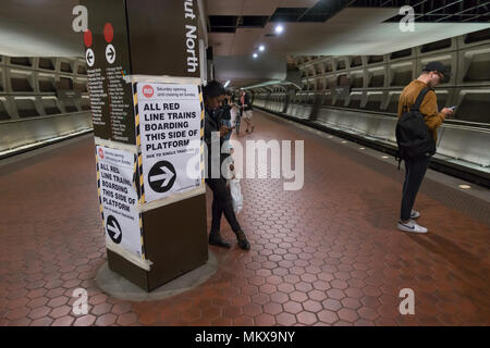 U-Bahn station Washington, DC mit Schild einzelnen Tracking. Häufige Wartung & Reparaturen führen zu langen Wartezeiten für Züge und unglücklichen Reiter.