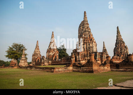 Wat Watthanaram site mit Rasen vor und blauer Himmel hinter Stockfoto