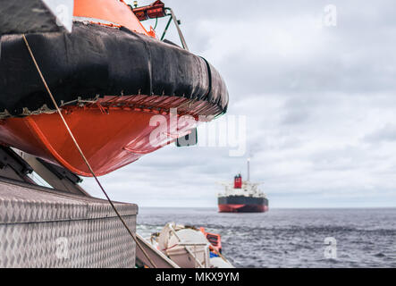 Die rettungsboote oder FRC Bereitschaftsboot in das Schiff auf See. Tanker Schiff ist auf Hintergrund Stockfoto