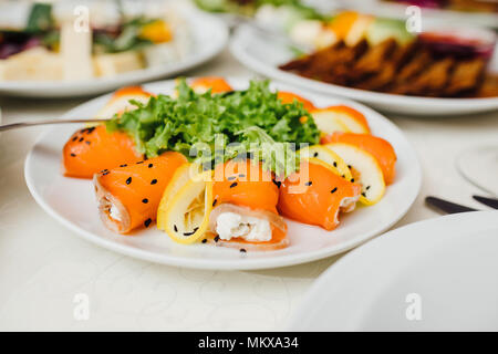 Köstlich mit frischem Lachsfilet mit Kräutern, Gewürzen und Gemüse Stockfoto