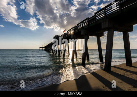 Am späten Nachmittag Sonne über den Golf von Mexiko und Venedig Pier in Venedig Florida Stockfoto