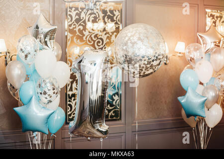 Bunte Luftballons Hintergrund, ein Jahr. Geburtstag Luftballons Nummer eins. Urlaub Konzept Stockfoto