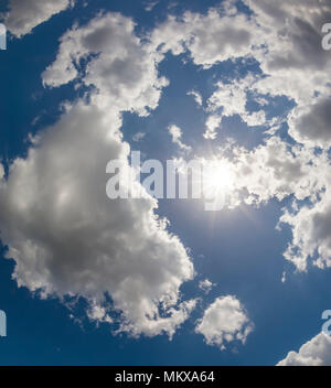 Suchen, um sich an der Sonne im Himmel mit weißen Wolken Stockfoto