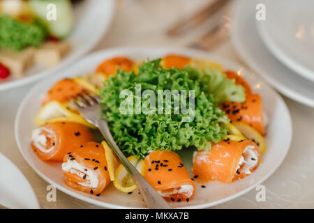 Köstlich mit frischem Lachsfilet mit Kräutern, Gewürzen und Gemüse Stockfoto