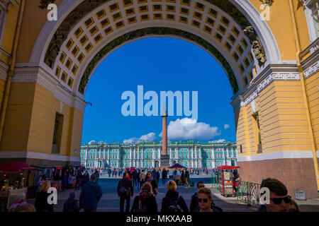 ST. PETERSBURG, Russland, 01. MAI 2018: Blick über den Schlossplatz durch Arch der Gebäude in Sankt Petersburg Stadt mit Menschen ejoying die Aussicht an einem sonnigen Tag Stockfoto