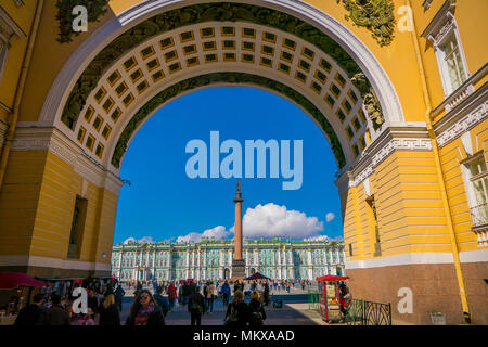 ST. PETERSBURG, Russland, 01. MAI 2018: Blick über den Schlossplatz durch Arch der Gebäude in Sankt Petersburg Stadt mit Menschen ejoying die Aussicht an einem sonnigen Tag Stockfoto