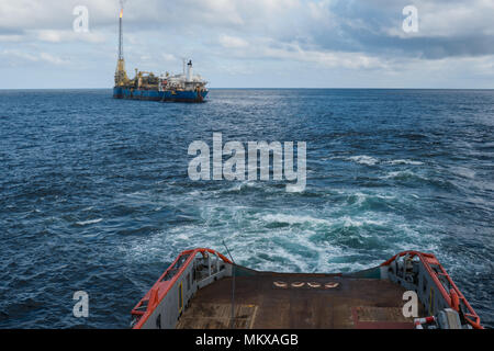AHTS Schiff tun Statische tow Tanker anheben. Ozean Tug Jobs Stockfoto