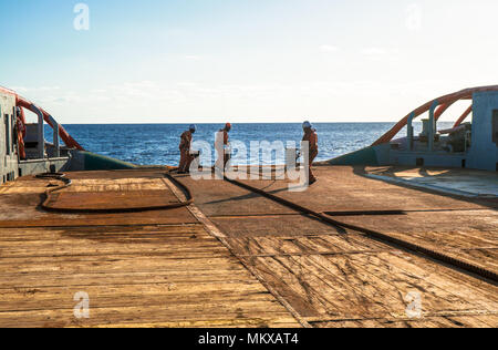 AHTS Schiff tun Statische tow Tanker anheben. Ozean Tug Jobs Stockfoto