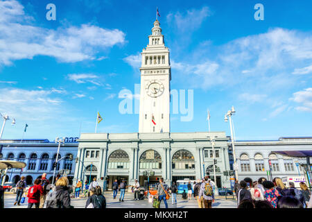 SAN FRANCISCO - Apr 2, 2018: Die historischen Ferry Building und Marktplatz am Embarcadero in San Francisco wurde 1898 eröffnet. Zu der Zeit Stockfoto