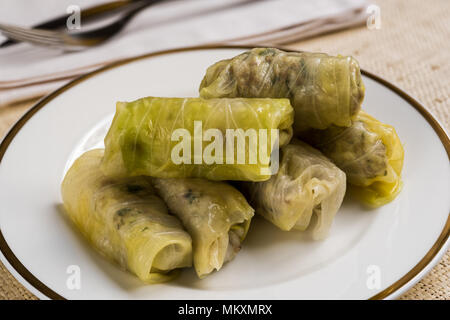 Leckere hausgemachte gefüllte Kohlblätter (der traditionellen dolma der mediterranen Küche) in Weiß Platte Stockfoto